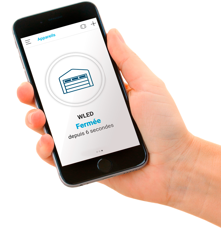 Main d'une personne qui tient un cellulaire avec l'application myQ